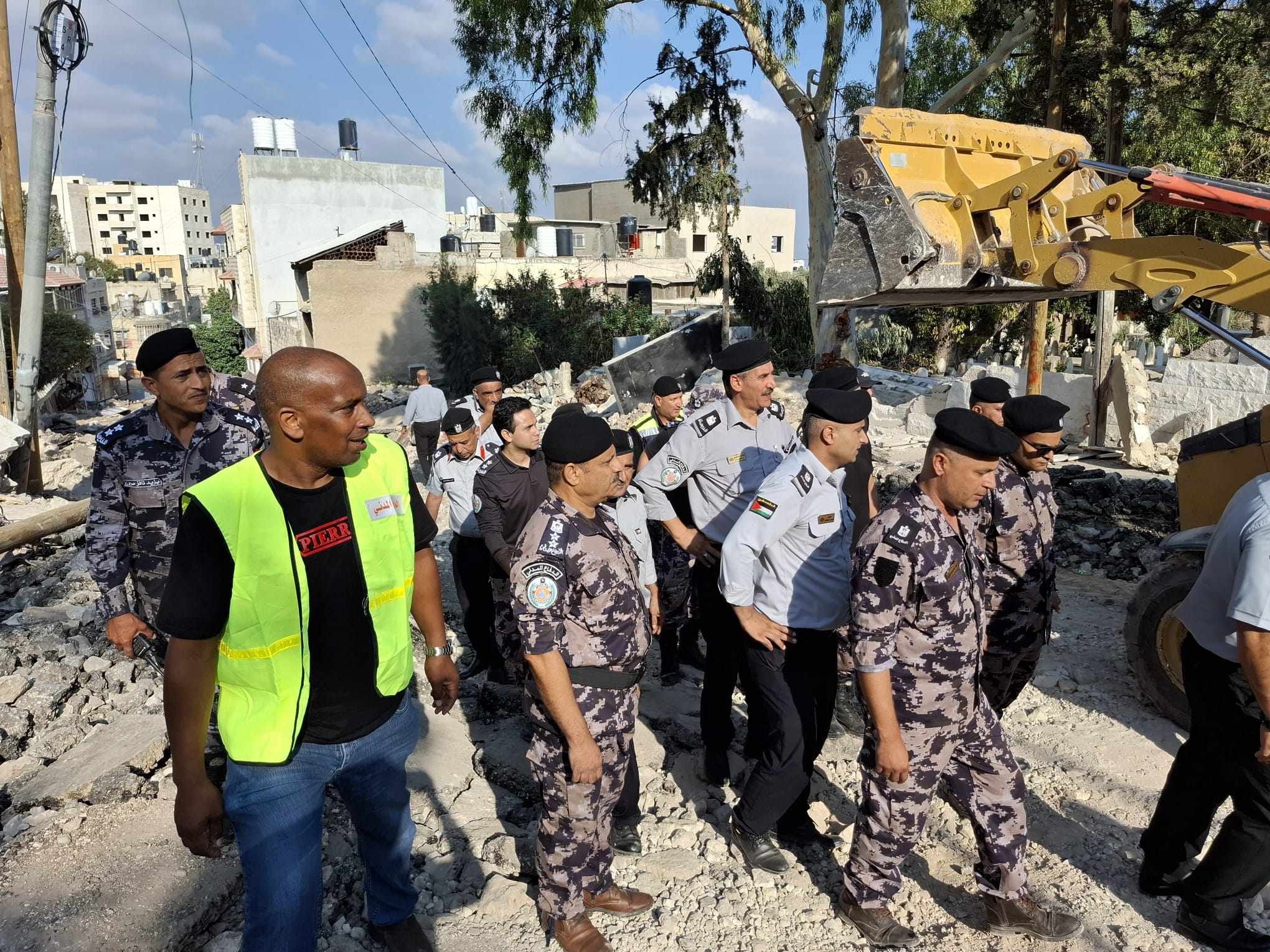 مدير عام الدفاع المدني يشرف على تهيئة الشوارع وإعادة الخدمات الأساسية 